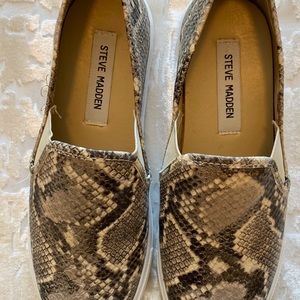 steve madden slip-on snakeskin shoes
